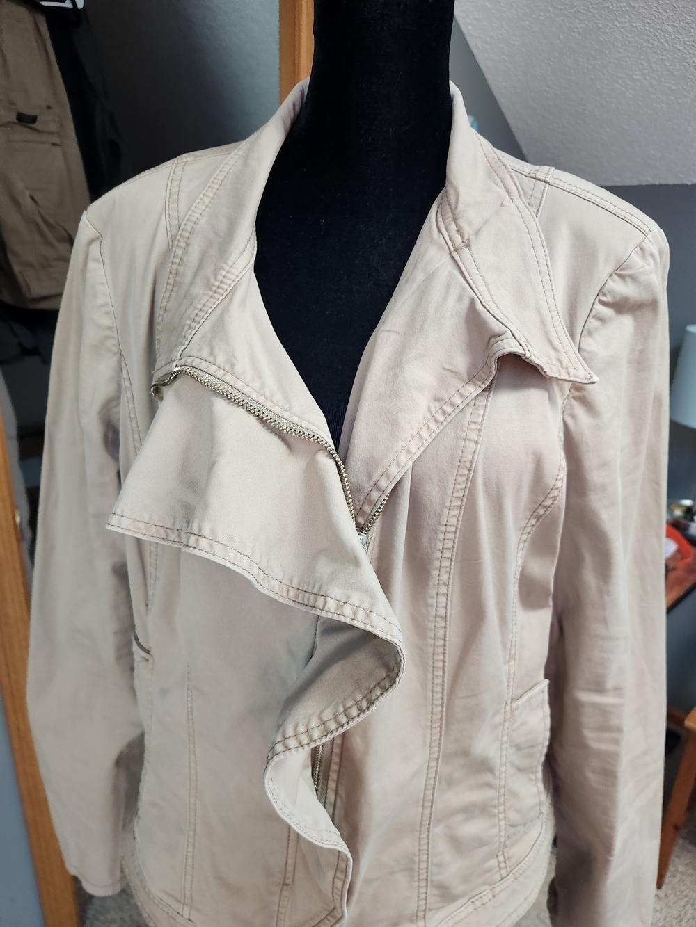 White House Black Market Women’s Ruffle Front Moto Style Jacket Beige Size 16 - Picture 2 of 12